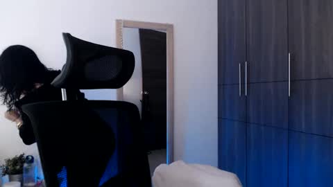 oliviaaa__ online show from 3, 1, 2025