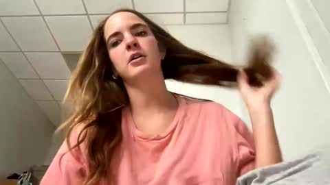 Snapshot of oliviaaraee chatting on 2, 3, 2026 oliviaaraee online show from 2, 3, 2026