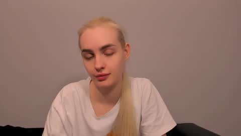 Snapshot of oliviahappy chatting on 23, 3, 2026 oliviaBeauty online show from 23, 3, 2026