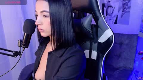 Snapshot of oliviamcneill chatting on 7, 3, 2025 Olivia Mcneill  online show from 7, 3, 2025