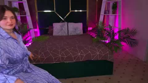 oliviia_rose online show from 14, 12, 2025