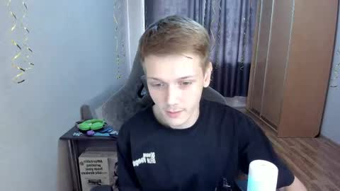 Snapshot of olvr_zoolander chatting on 22, 4, 2026 Oliver and Mira online show from 22, 4, 2026