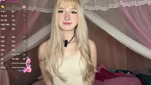 Snapshot of onlyeva1 chatting on 15, 4, 2026 Eva online show from 15, 4, 2026