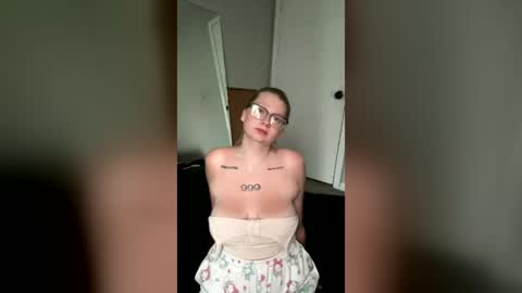 Snapshot of oohlarae22 chatting on 6, 7, 2026 oohlarae22 online show from 6, 7, 2026