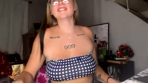 Snapshot of oohlarae22 chatting on 14, 7, 2026 oohlarae22 online show from 14, 7, 2026