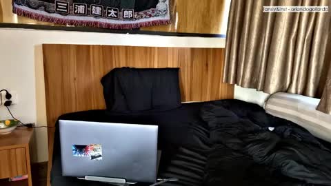 Snapshot of orlando__bloom chatting on 29, 3, 2026 Fansly and Instagram - online show from 29, 3, 2026