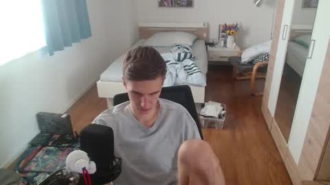 OverkneeBabe online show from 10, 3, 2026