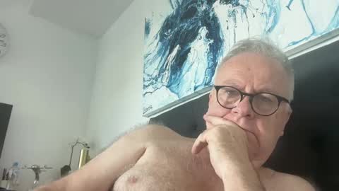ozhairybearxxxx online show from 5, 1, 2025