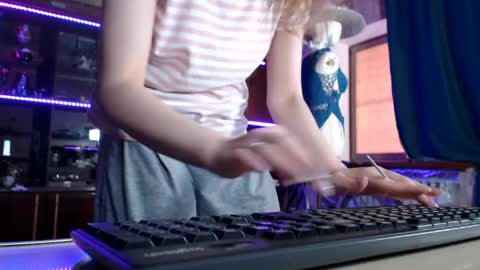 Snapshot of pa1e_pr1ncess chatting on 7, 5, 2026 Ella online show from 7, 5, 2026