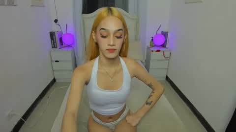 tiny girl wth big one online show from 8, 11, 2025