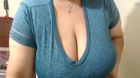 Snapshot of pareja_explosivasexx chatting on 23, 7, 2026 Luna online show from 23, 7, 2026