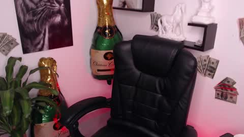 Snapshot of paris_dangelo chatting on 6, 1, 2025 Paris D angelo online show from 6, 1, 2025