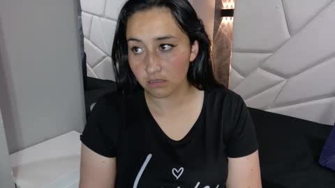 Snapshot of paris_love19 chatting on 27, 11, 2025 kitty online show from 27, 11, 2025