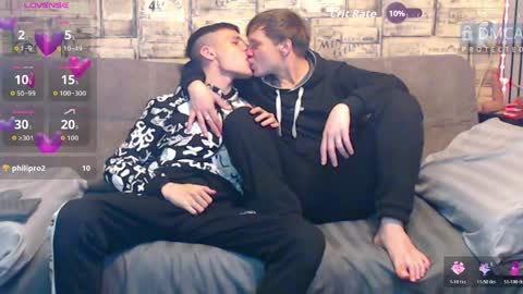 Max tall dark-haired guy with tattoos and Phil blond-haired online show from 28, 3, 2026