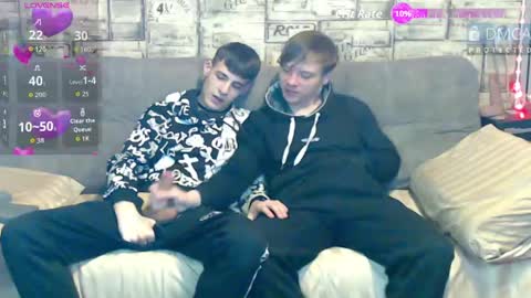 Max tall dark-haired guy with tattoos and Phil blond-haired online show from 17, 5, 2026