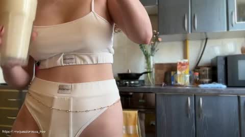 Snapshot of passionessa chatting on 21, 4, 2026 Call me Miss Alice Careful Passion Queen online show from 21, 4, 2026