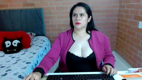 Snapshot of paula__117 chatting on 8, 7, 2026 paula__117 online show from 8, 7, 2026