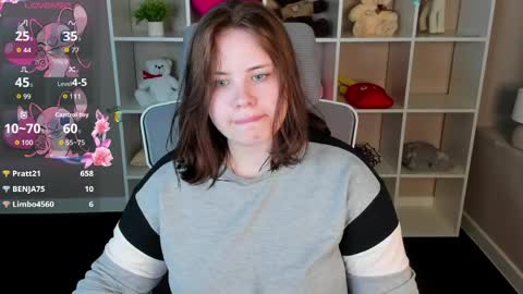 Snapshot of pauline_moore chatting on 25, 4, 2026 Erica online show from 25, 4, 2026