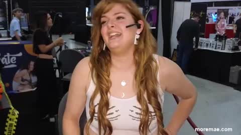 Snapshot of peaceofmae chatting on 26, 10, 2025 online show from 26, 10, 2025