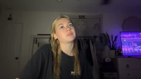 Snapshot of peachesncreampiezz chatting on 17, 6, 2026 peachesncreampiezz online show from 17, 6, 2026