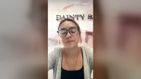 Snapshot of peachesncreampiezz chatting on 24, 6, 2026 peachesncreampiezz online show from 24, 6, 2026