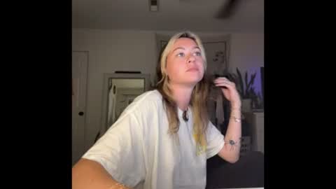 Snapshot of peachesncreampiezz chatting on 5, 7, 2026 peachesncreampiezz online show from 5, 7, 2026