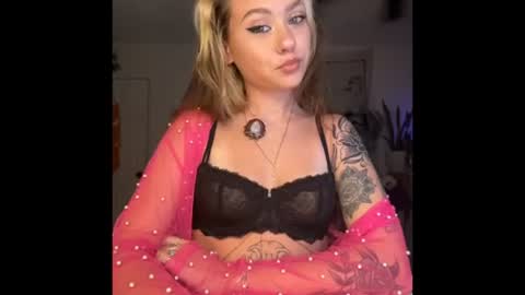 Snapshot of peachesncreampiezz chatting on 10, 7, 2026 peachesncreampiezz online show from 10, 7, 2026