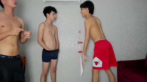 Snapshot of pelusos_mens chatting on 4, 1, 2025 CAIN-19 ALLEN-18 RONALD-18 AUSTIN-18 MOD DANTE online show from 4, 1, 2025