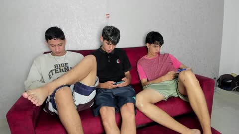 Snapshot of pelusos_mens chatting on 4, 1, 2025 CAIN-19 ALLEN-18 RONALD-18 AUSTIN-18 MOD DANTE online show from 4, 1, 2025