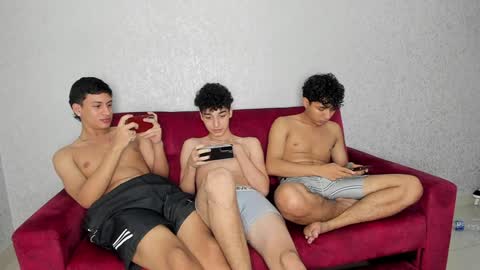 Snapshot of pelusos_mens chatting on 8, 1, 2025 CAIN-19 ALLEN-18 RONALD-18 AUSTIN-18 MOD DANTE online show from 8, 1, 2025