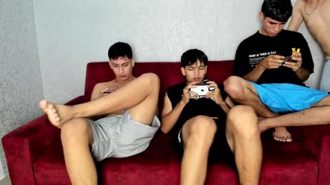 Snapshot of pelusos_mens chatting on 24, 1, 2025 CAIN-19 ALLEN-18 RONALD-18 AUSTIN-18 MOD DANTE online show from 24, 1, 2025