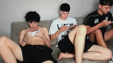 Snapshot of pelusos_mens chatting on 12, 9, 2025 CAIN-19 ALLEN-18 RONALD-18 AUSTIN-18 MOD DANTE online show from 12, 9, 2025