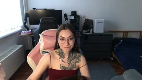 petal_dust_ online show from 30, 3, 2026