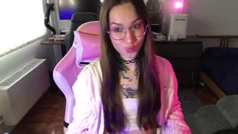 Snapshot of petal_dust_ chatting on 28, 4, 2026 petal_dust_ online show from 28, 4, 2026
