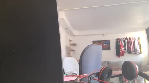 Snapshot of peterskinny24 chatting on 28, 10, 2025         ttps VF8L9ABFMref wl share online show from 28, 10, 2025