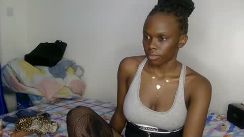 Snapshot of petite_desiree chatting on 19, 4, 2026 Desiree online show from 19, 4, 2026