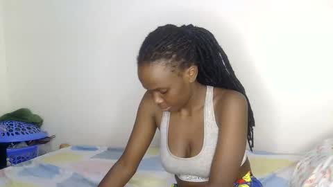 Snapshot of petite_desiree chatting on 1, 5, 2026 Desiree online show from 1, 5, 2026