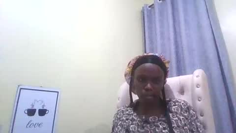 Snapshot of petite_desiree chatting on 16, 5, 2026 Desiree online show from 16, 5, 2026