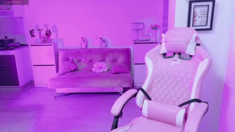 Snapshot of petite_marie_ chatting on 5, 4, 2026 petite_marie_ online show from 5, 4, 2026