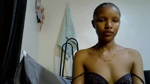 petite_melinda online show from 20, 6, 2026