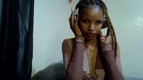 petite_melinda online show from 13, 7, 2026