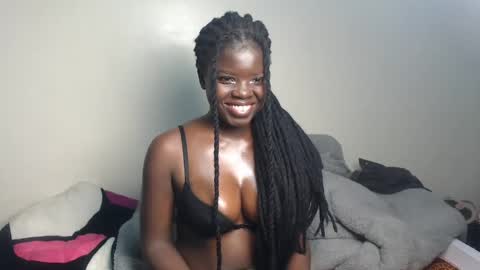 Snapshot of petitebeautyy chatting on 25, 5, 2026 petitebeautyy online show from 25, 5, 2026
