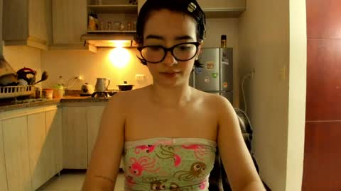 Snapshot of petitee_lunna chatting on 11, 4, 2026 Lunna online show from 11, 4, 2026
