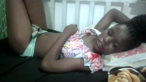 Snapshot of petitesweetchiq chatting on 17, 9, 2025 petitesweetchiq online show from 17, 9, 2025