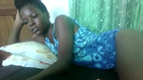 Snapshot of petitesweetchiq chatting on 24, 9, 2025 petitesweetchiq online show from 24, 9, 2025