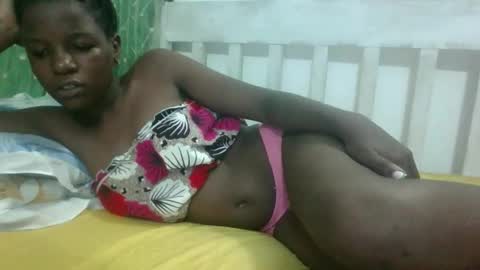 Snapshot of petitesweetchiq chatting on 26, 9, 2025 petitesweetchiq online show from 26, 9, 2025