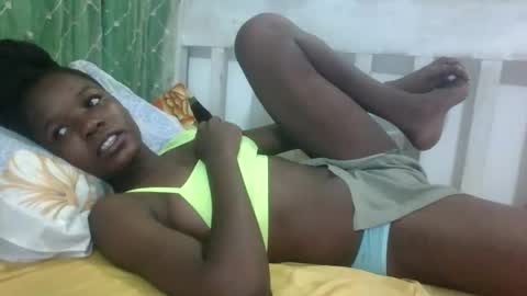 Snapshot of petitesweetchiq chatting on 1, 10, 2025 petitesweetchiq online show from 1, 10, 2025