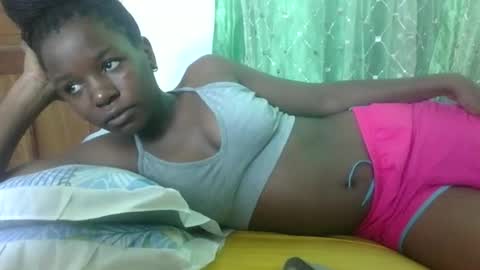 Snapshot of petitesweetchiq chatting on 4, 10, 2025 petitesweetchiq online show from 4, 10, 2025