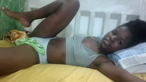 Snapshot of petitesweetchiq chatting on 8, 10, 2025 petitesweetchiq online show from 8, 10, 2025