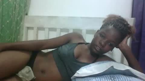 Snapshot of petitesweetchiq chatting on 18, 10, 2025 petitesweetchiq online show from 18, 10, 2025